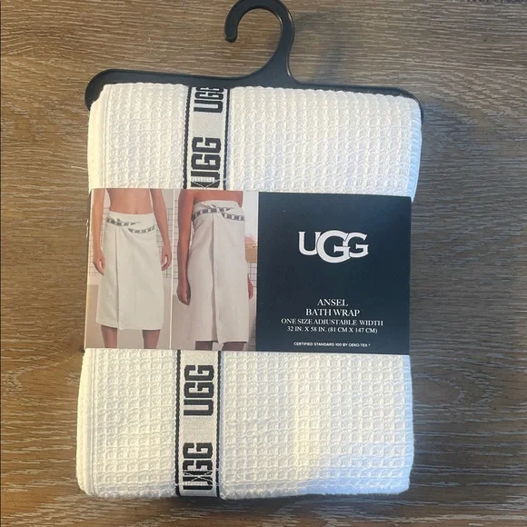 UGG Ansel Bath Wrap in White with Black Logo - Picture 1 of 4